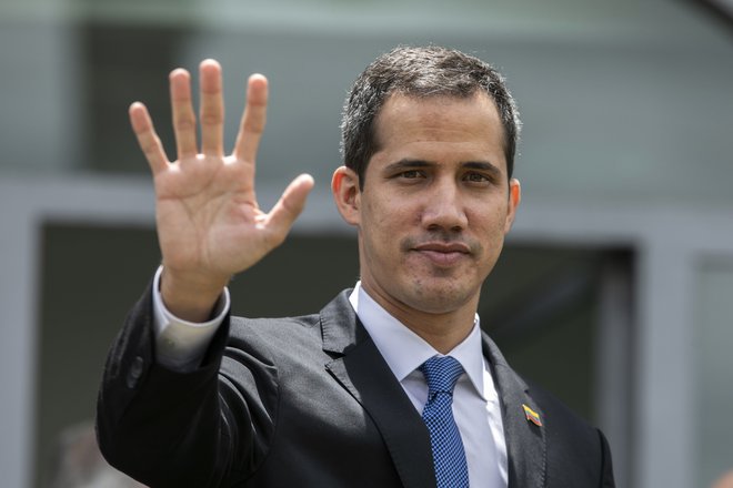 Juana Guaidója<strong> </strong>je februarja 2019 podpiralo 61 odstotkov Venezuelcev, oktobra lani pa 25 odstotkov, kar je 11 odstotkov več kot Madura, je pokazala anketa Datanálisis. FOTO:&nbsp;Sergio Lima/Afp