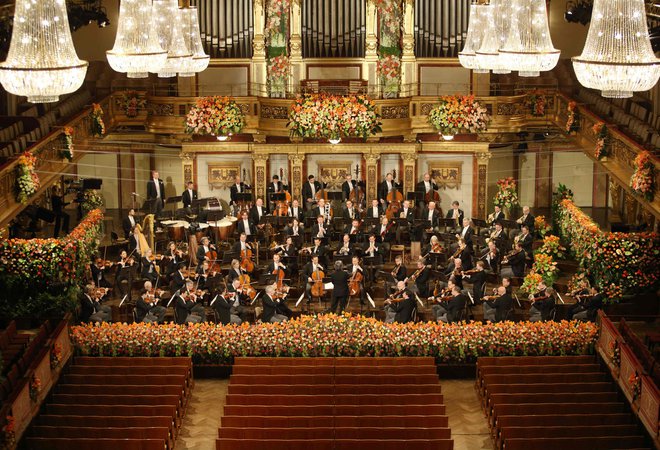 Prvega januarja so Dunajski filharmoniki odigrali svoj tradicionalni, sloviti novoletni koncert za televizijsko občinstvo po vsem svetu. Le poslušalcev v živo, pred odrom in okoli odra v Zlati dvorani dunajskega Musikvereina, tokrat ni bilo. Foto Dieter Nagl/AFP