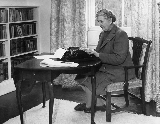 Agatha Christie v svoji delovni sobi leta 1946. FOTO: osebni arhiv