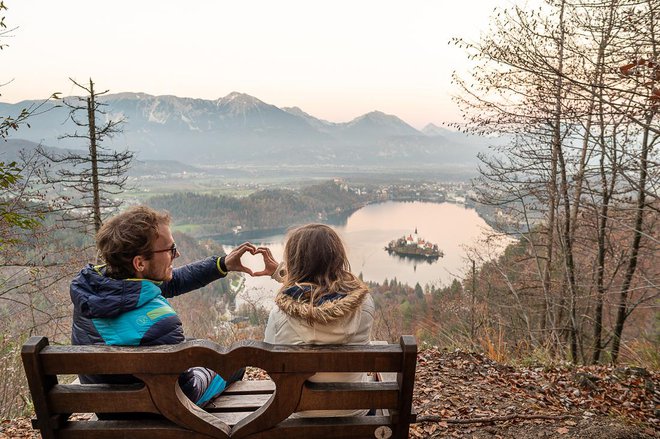 V času pandemije so nekatere oblegane destinacije spet dostopne za domačine. Tako so tudi Gorenjci vsaj za eno leto dobili nazaj Bled, kakor se šali Rok Hočevar. FOTO: Rok Hočevar/Lahkih nog naokrog