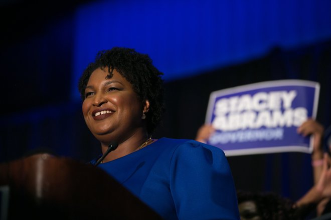 Republikanci v ozadju georgijskih dogajanj vidijo poraženo guvernersko kandidatko Stacey Abrams. FOTO: Jessica McGowan/AFP