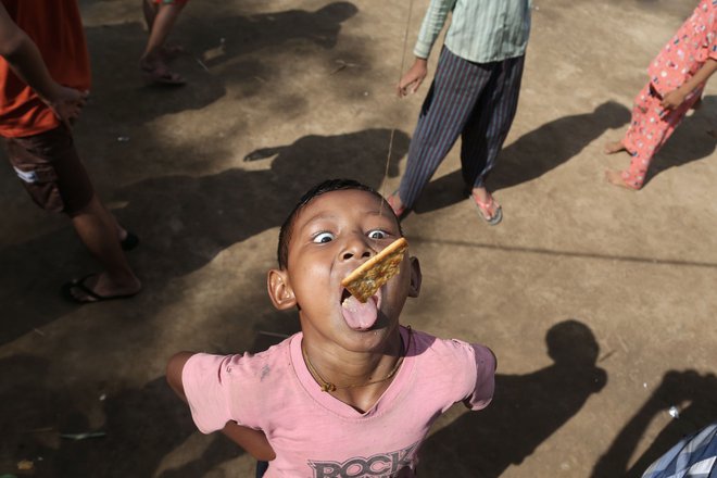 Na obrobju Janguna se otroci igrajo. Burma je včeraj praznovala 73. dan neodvisnosti. FOTO: Sai Aung Main/Afp<br />
<br />
&nbsp;