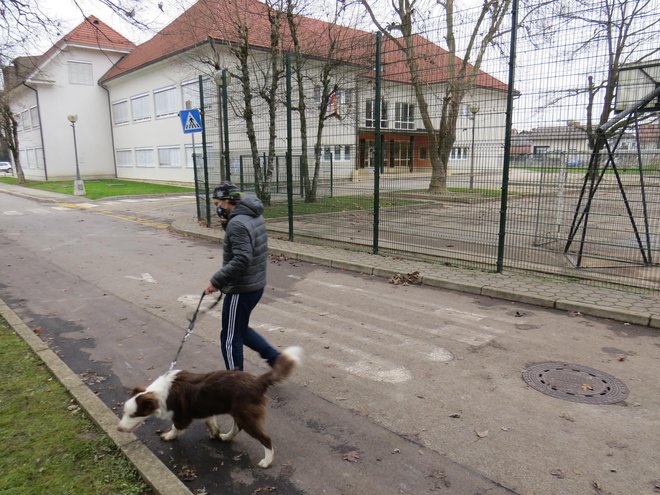 Šola v Mostah, v kateri letos gostujejo trije oddelki vrtca, poka po šivih. FOTO: Bojan Rajšek/Delo