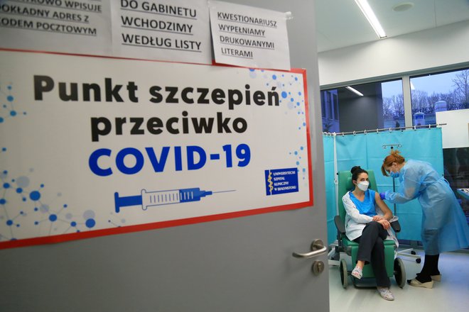 Evropska komisija je v času ostrih kritik že začela nove pogovore za nabavo dodatnih odmerkov Biontech-Pfizerjevega cepiva.<br />
FOTO: Agnieszka Sadowska/Reuters