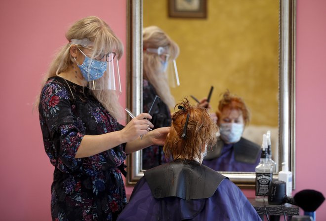 Med storitvami, ki ostajajo dostopne vsaj do 13. januarja, je tudi ponudba frizerskih salonov.&nbsp; FOTO:&nbsp;Matej Družnik/Delo