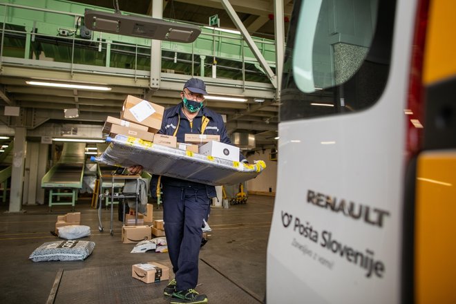Največ težav z dostavo je imela Pošta Slovenije lani decembra na območju Ljubljane. FOTO: Voranc Vogel/Delo