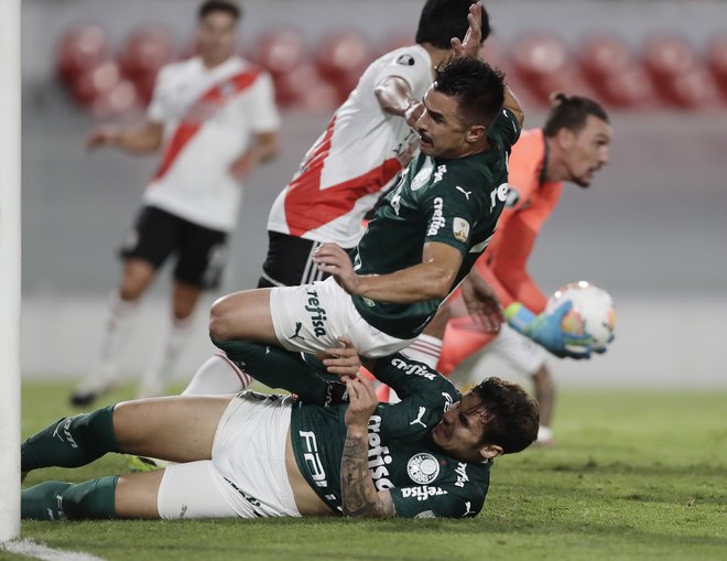 V prvi polfinalni tekmi južnoameriške lige prvakov so nogometaši brazilskega Palmeiras (v zelenih majicah) že v Buenos Airesu stlakovali pot proti finalu. FOTO: Juan Ignacio Roncoroni/Reuters