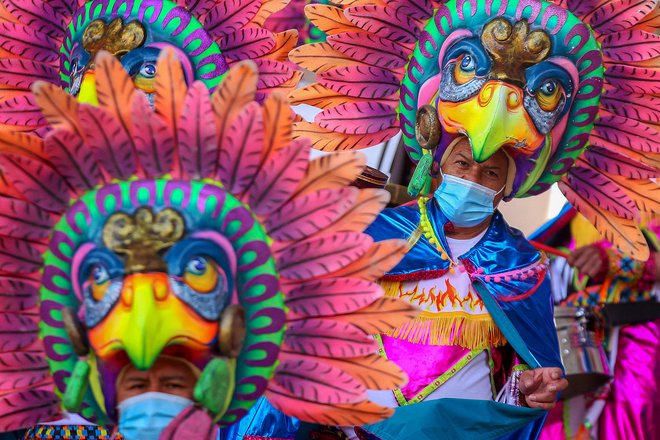 V kolumbijskem mestu Pasto poteka karneval brez navzočnosti gledalcev kot preventivni ukrep proti pandemiji koronavirusa. FOTO: Daniel Rivera/Afp