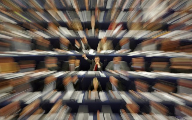 Ljudje se po celem dnevu konferenčnih klicev pogosto počutijo povsem izčrpane. Strokovnjaki temu pravijo utrujenost zaradi zooma. FOTO: Vincent Kessler/Reuters