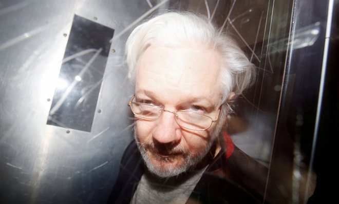 Ustanovitelj Wikileaksa Julian Assange je od leta 2019 zaprt v londonskem zaporu Belmarsh. FOTO: Henry Nicholls/Reuters