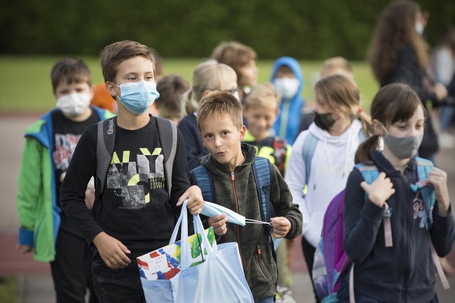 Kdaj bodo otroci speti šli v šole, naj bi bilo znano jutri. FOTO: Jure Eržen/Delo