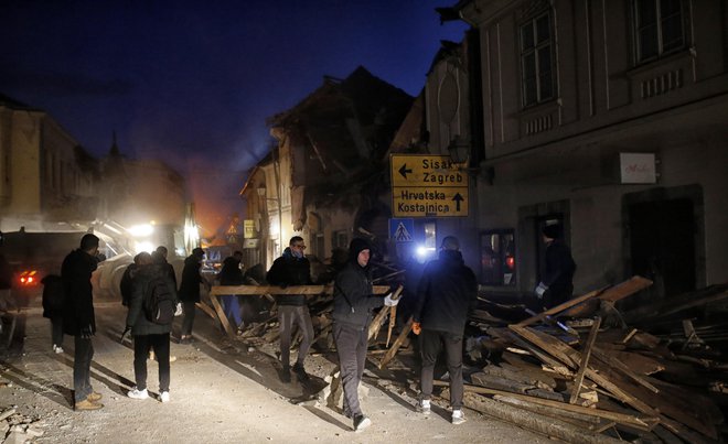 Posledice potresa po najmočnejšem sunku 29. decembra v Petrinji. FOTO: Blaž Samec/Delo