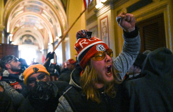 Vdor protestnikov v poslopje ameriškega kongresa. FOTO: Roberto Schmidt/AFP