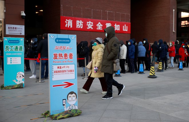 Kitajska je od začetka epidemije poročala o 4634 smrtnih primerih in več kot 87.000 okužbah, največ v Wuhanu, kjer je virus najprej izbruhnil. FOTO: Thomas Peter/Reuters