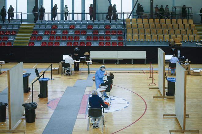 Testiranje bi se moralo začeti danes ob 11. uri v Športni dvorani Kodeljevo. Fotografija je iz prejšnjega tedna, ko so izvedli prvo množično testiranje pri nas. FOTO: Jože Suhadolnik/Delo