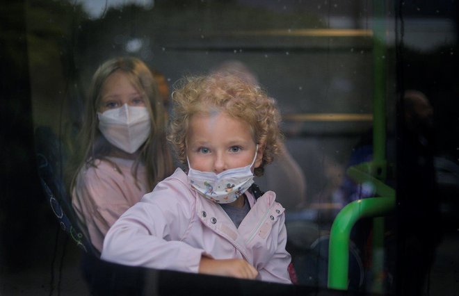 Suhadolnikova deklica na avtobusu. FOTO: Jože Suhadolnik/Delo
