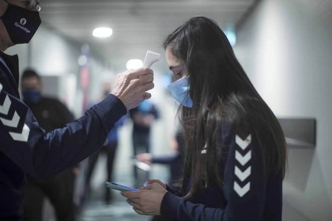 Epidemiološke razmere v Sloveniji niso dobre. FOTO: Jure Eržen/Delo