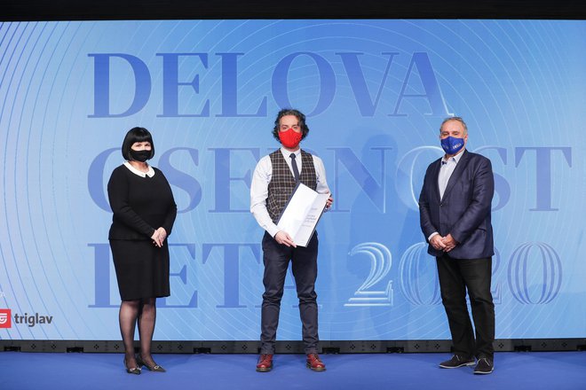 Prejemnik naziva Delove osebnosti leta dr. Mario Fafangel ob&nbsp;direktorici Dela d.o.o&nbsp;Nataši Luša in odgovornem uredniku Dela Bojanu Budji. FOTO: Uroš Hočevar/Delo
