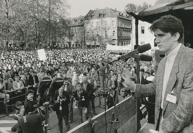 Nabito poln Kongresni trg, na katerem je pesnik Tone Pavček 8. maja 1989 prebral majniško deklaracijo. Na fotografiji: Jožef Školč. Foto Igor Modic