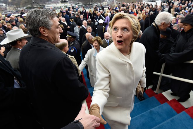 Ameriškim prvim damam ne pomaga niti, če se tako kot Hillary Clinton obrnejo k politiki, saj s tem tvegajo le še več kontroverz. Foto Pool New Reuters Pictures