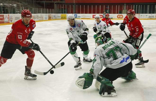 Velika slovenska hokejska tekmeca igrata v alpski ligi, nekoč pa sta bila v prestižni EBEL. FOTO: Jože Suhadolnik/Delo