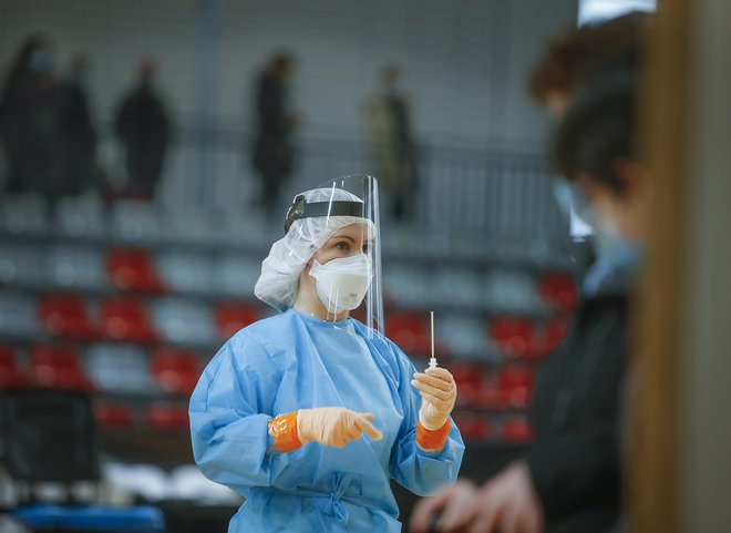 Občani, ki bi se želeli testirati, morajo s seboj prinesti osebni dokument in zdravstveno izkaznico, obvezno je tudi nošenje zaščitne maske. FOTO: Jože Suhadolnik/Delo