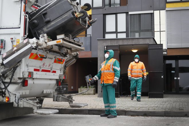 Delavci Voka Snaga so med epidemijo nemoteno opravljali delo.&nbsp; Ker je bila večina prebivalcev doma, se je povečala tudi količina odpadkov. Foto: Leon Vidic