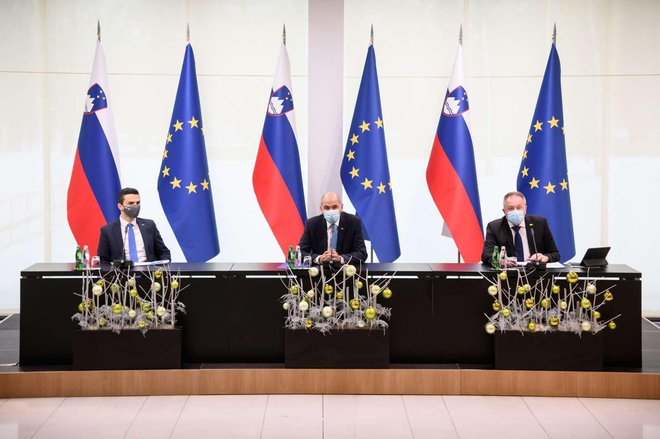 Predsedniki koalicijskih strank Janez Janša, Zdravko Počivalšek in Matej Tonin so spregovorili o prioritetah vlade v boju z epidemijo covida-19 ter protikoronskih ukrepih. FOTO: STA