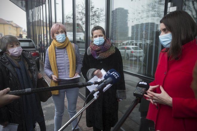 Civilna iniciativa zahteva takojšnje odprtje vrtcev in šol, odgovor ministrice Simone Kustec (desno) pričakujejo v petih dneh. FOTO: Jure Eržen/Delo