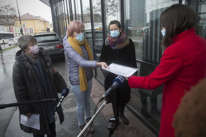 Predaja poziva civilne inciative Otrok ne damo k normalizaciji vzgoje in izobraževanja. FOTO: Jure Eržen/Delo