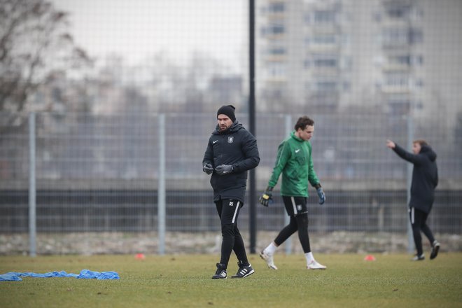 Dino Skender je včeraj vodil prvi trening, drugega danes ni dočakal, ker ga je odstavil predsednik NK Olimpija Milan Mandarić. FOTO: Uroš Hočevar/Delo