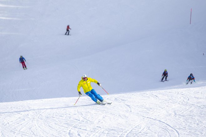 Sproščanje ukrepov med občinami je prineslo  - in odneslo - tudi smučarje na naših smučiščih.  Foto: Voranc Vogel/Delo