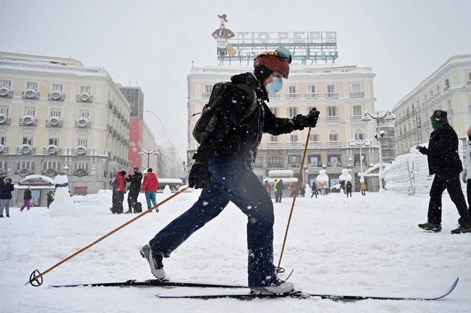 V Madridu takšnega snežnega meteža ne pomnijo že vsaj 50 let. FOTO: Gabriel Bouys Afp
