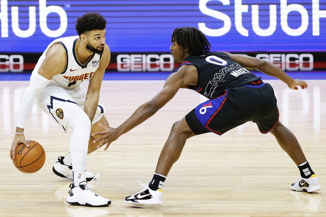 Denverju so močno pomagale težave Philadelphie, ki je nastopila s sedmimi košarkarji. FOTO: Tim Nwachukwu/AFP