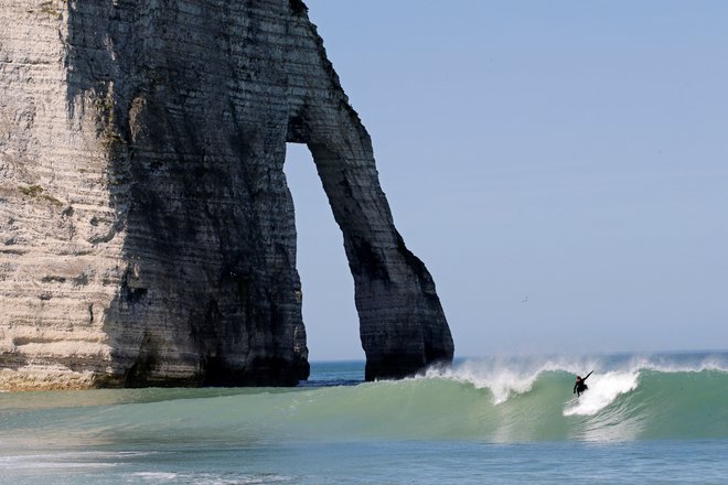 Étretat v Normandiji navdihuje od nekdaj tudi literarno.&nbsp;<br />
FOTO: Pascal Rossignol/Reuters