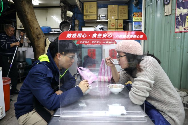 Na Tajvanu lahko kršitelje predpisov nekaj sekund nediscipline drago stane. FOTO: Ann Wang/Reuters