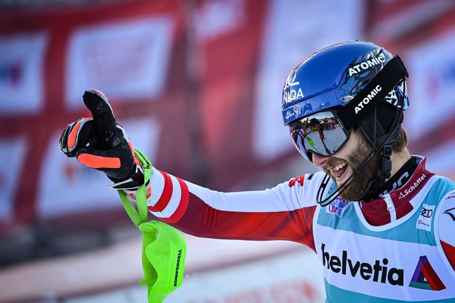 Marco Schwarz se je veseli prve slalomske zmag ev svetovnem pokalu. FOTO: Fabrice Coffrini/AFP