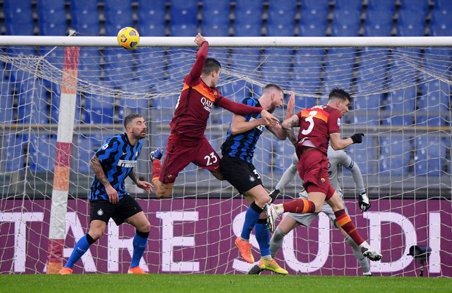 Gianluca Mancini (najvišji) je v 86. minuti izničil Interjevo prednost. FOTO: Alberto Lingria/Reuters