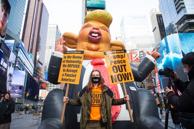 Kar 71 odstotkov Trumpovih privržencev in štirideset odstotkov Bidnovih ocenjuje, da se ZDA gibljejo k državljanski vojni. Na fotografiji protesti proti Trumpu na Times Squaru v New Yorku. Foto Kena Betancur/AFP