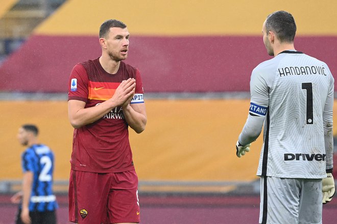 Pogovor kapetanov: Edin Džeko se je opravičil Samirju Handanoviću, ker je v eni od akcij Rome nenamerno pohodil vratarja Interja. FOTO: Vincenzo Pinto/AFP