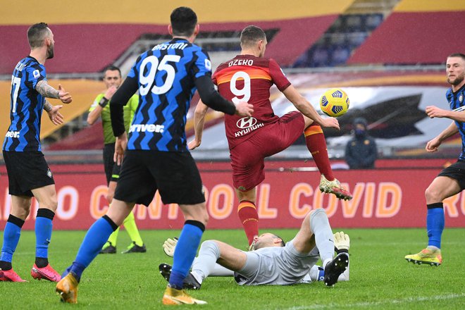 Takole je Edin Džeko nenamerno pohodil Samirja Handanovića. FOTO: Vincenzo Pinto/AFP