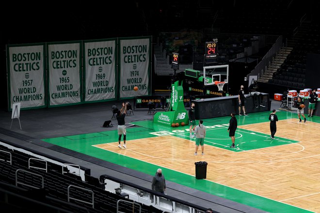 Slovita dvorana TD Garden v Bostonu je samevala, dvboboj med Bostonom in Miamijem je bil preložen. FOTO: Maddie Meyer/AFP