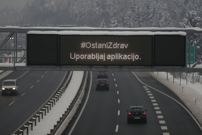 Minulo leto bo v zgodovino zapisano predvsem zaradi epidemije covida-19 in ukrepov, ki so sledili. Imelo pa je tudi svetlejšo plat, saj je največ voznikov na slovenskih cestah doslej prišlo varno na cilj. FOTO: Leon Vidic/Delo