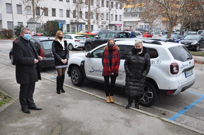 Po štirih letih izvajanja projekta Sopotnik imajo v Sevnici nov avtomobil. FOTO: Občina Sevnica