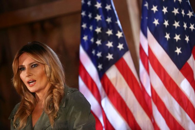 Melania Trump je Američane pozvala še, naj si ne ustvarjajo prepričanj na podlagi barve kože in naj političnih ideologij ne izkoriščajo za nasilje in hudobnost.&nbsp;FOTO: Reuters