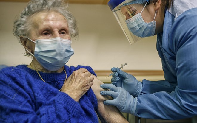 Ko se je pred dvema tednoma začelo cepljenje v domovih starejših občanov je že 53 odstotkov prebivalcev okužbo prebolelo, zdaj je delež okuženih že 60 odstotkov. FOTO: Blaž Samec/Delo