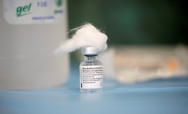 Ključni mejnik v boju proti pandemiji covida-19, ki je ohromila življenja po celem svetu, je varno in učinkovito cepivo. FOTO: Florion Goga/Reuters