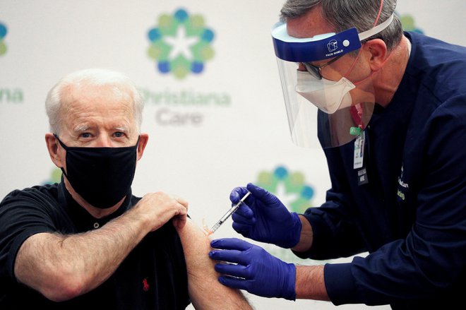 Biden dobil tudi drugi odmerek cepiva Moderne proti covidu-19. FOTO: Tom Brenner/Reuters