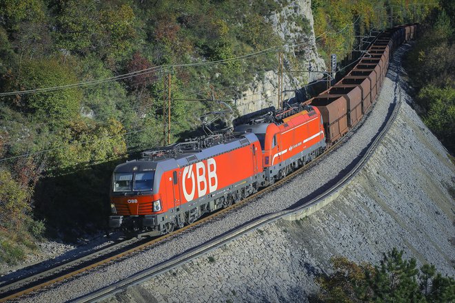 Nič nam ne pomaga vlak, ki sicer lahko doseže hitrost 250 kilometrov na uro (km/h), če je ne dopušča infrastruktura. Foto Jože Suhadolnik/Delo