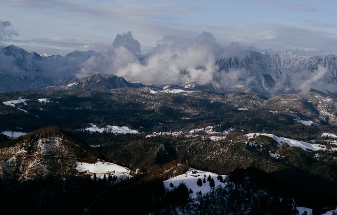 Razgled z vrha na sosednje vrhove je tudi v zimskih dneh osupljiv. FOTO: Anja Intihar